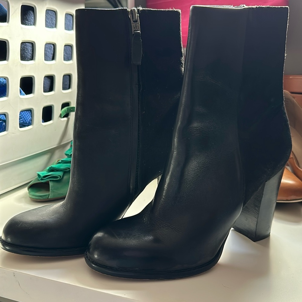 Round toe leather boot